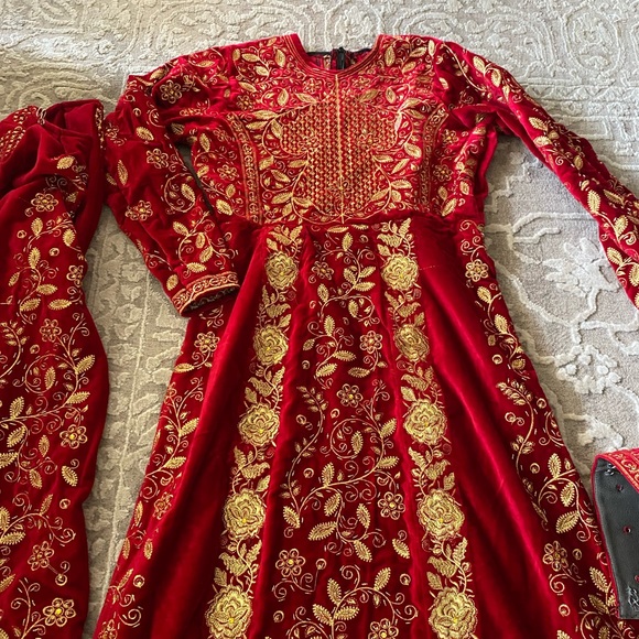 Velvet Palestinian Bridal Thobe with Detachable skirt - Picture 4 of 8